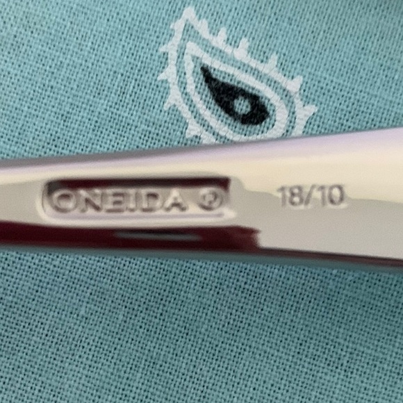Oneida "Moda" pattern 18/10 NWOT Salad Forks Set/8 - Picture 2 of 12